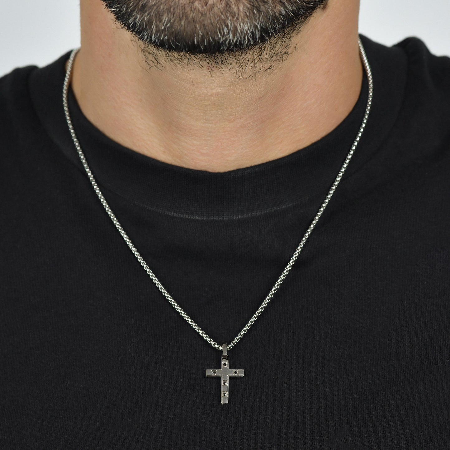 COLLIER HOMME CROIX EN ACIER AVEC CRISTAUX NOIRS