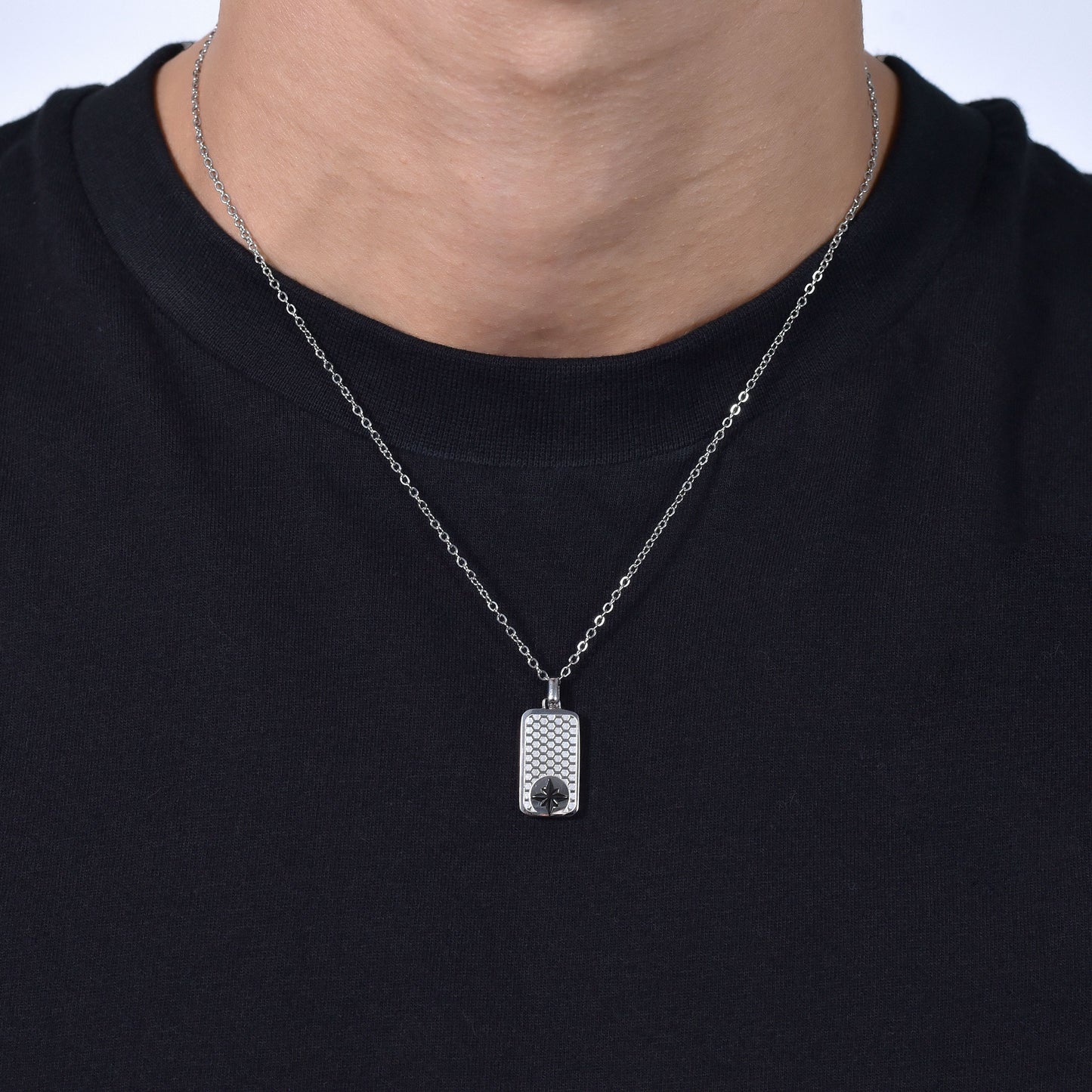 COLLIER HOMME EN ACIER AVEC PLAQUE ROSE DES VENTS