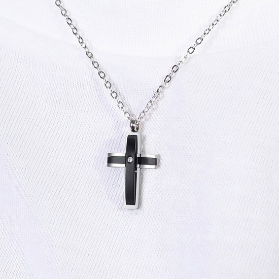 COLLIER HOMME ACIER CROIX IP NOIR ET ZIRCON CUBIQUE