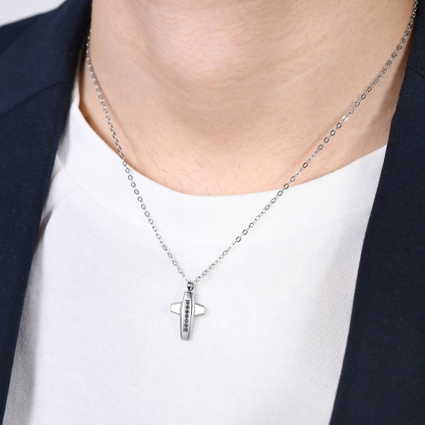 COLLIER POUR HOMME AVEC CROIX EN ACIER ET ZIRCON CUBIQUE NOIR