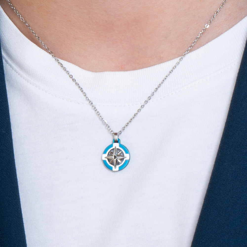 COLLANA UOMO IN ACCIAIO CON ROSA DEI VENTI E DETTAGLIO BLU