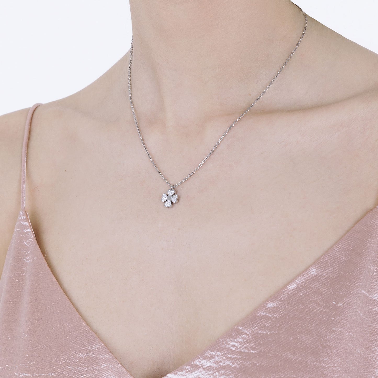 COLLIER EN ACIER POUR FEMMES AVEC TRÈFLE À QUATRE FEUILLES ET CRISTAUX BLANCS