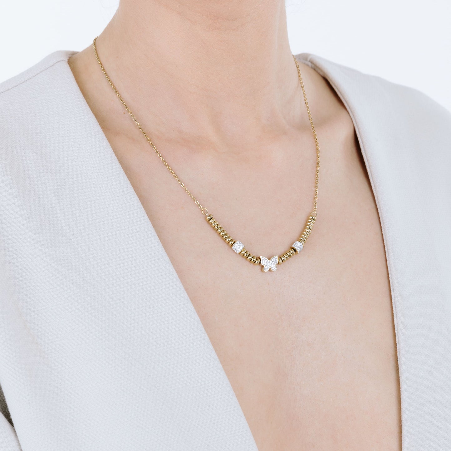 COLLIER EN ACIER DORÉ IP AVEC PAPILLON EN CRISTAL BLANC