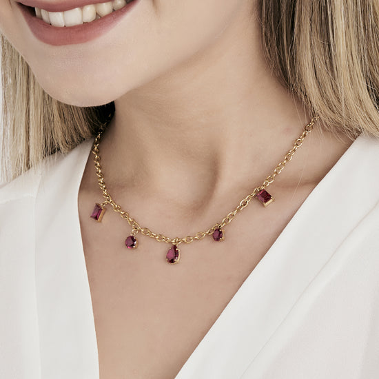 COLLIER FEMME EN ACIER DORÉ IP AVEC PENDENTIFS EN CRISTAUX FUCHSIA