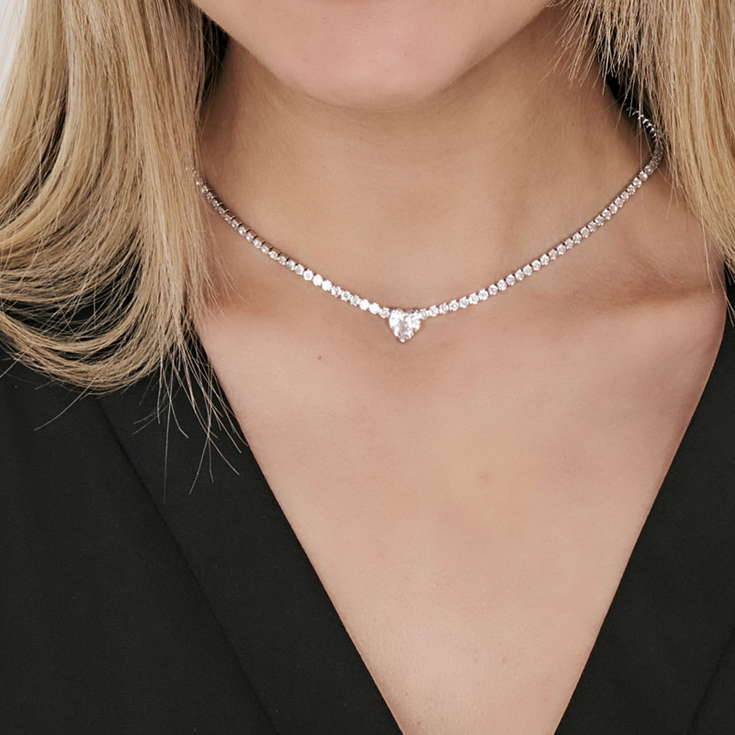 COLLIER EN ACIER POUR FEMMES AVEC CRISTAUX BLANCS ET CŒUR EN CRISTAL