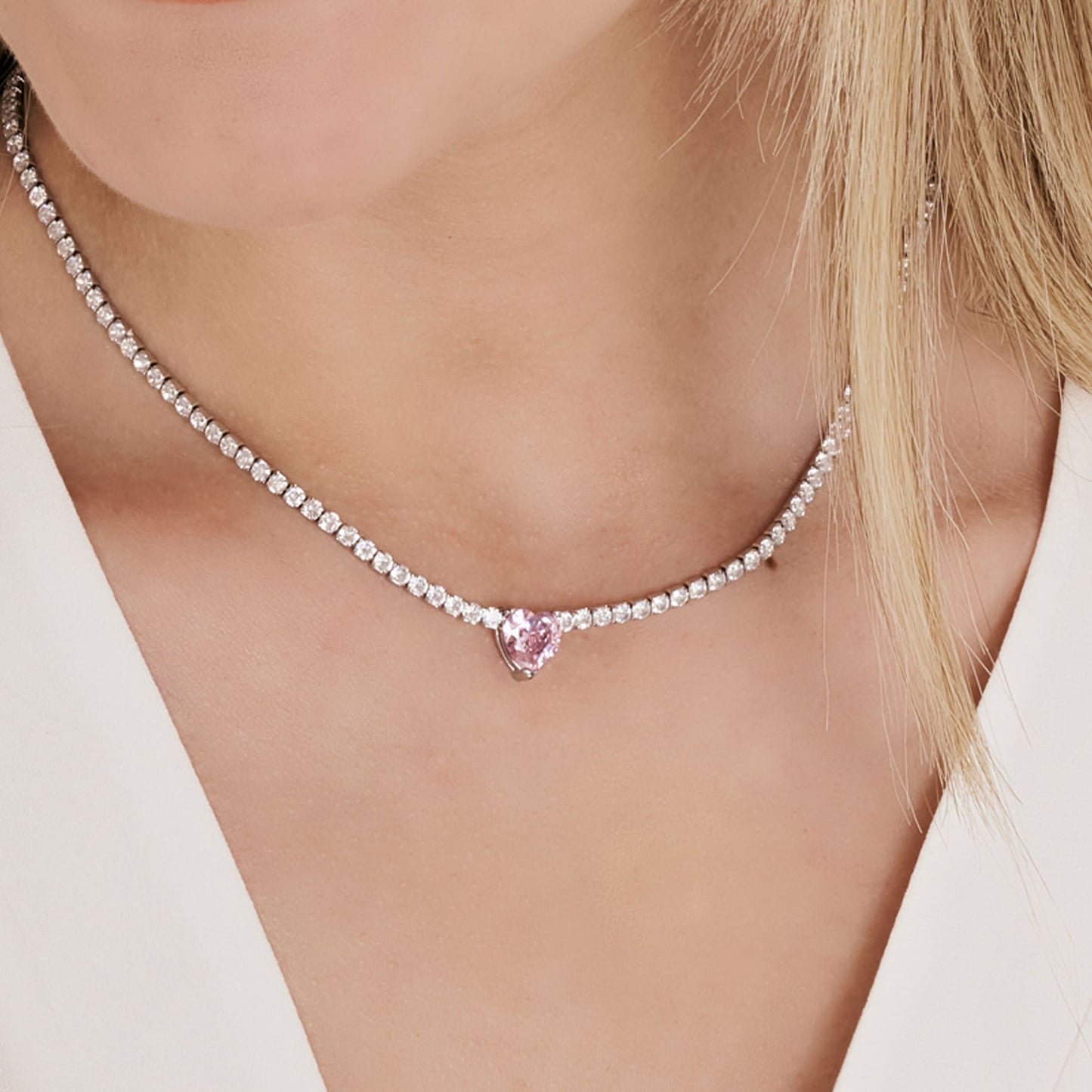 COLLIER EN ACIER POUR FEMMES AVEC CRISTAUX BLANCS ET CŒUR EN CRISTAL