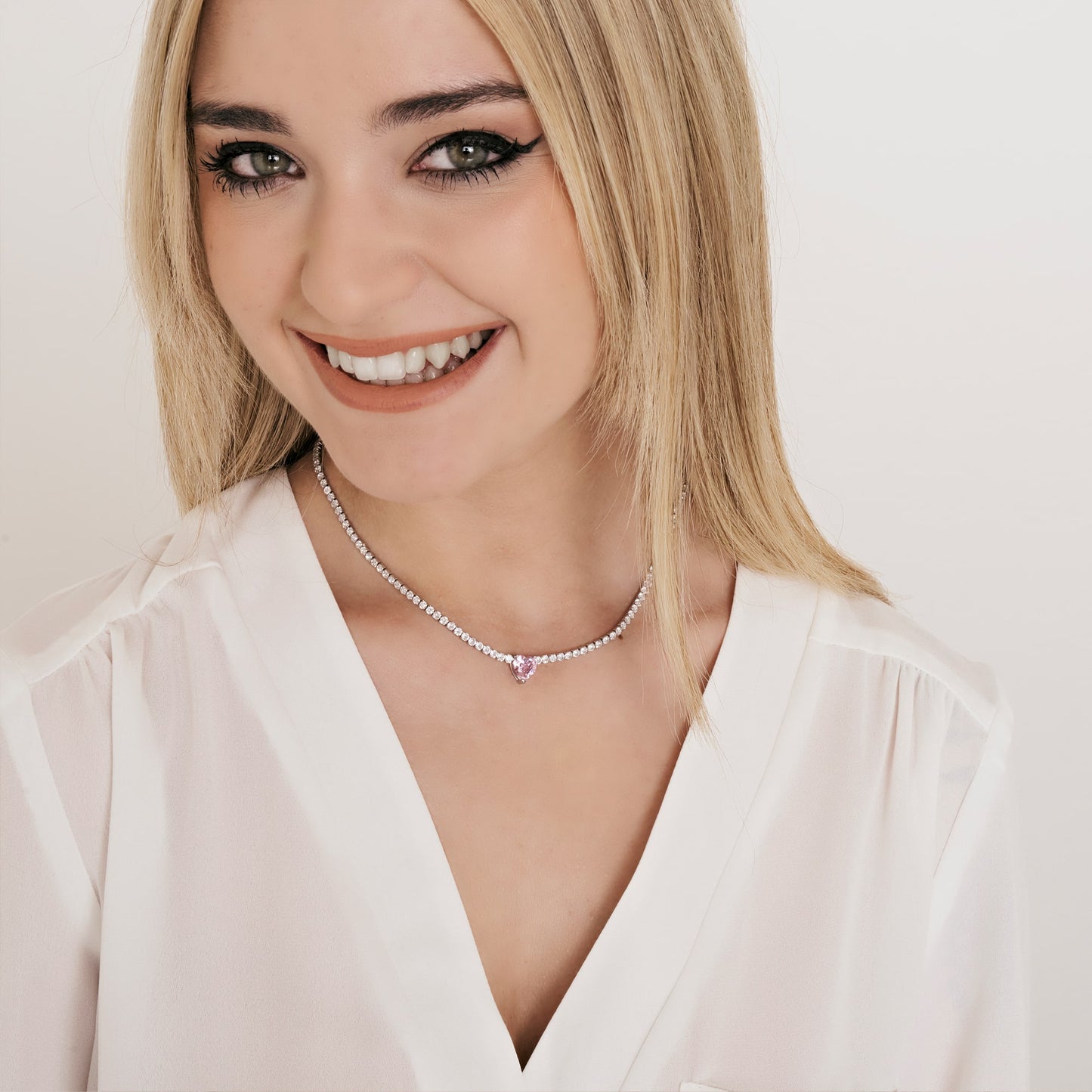 COLLIER EN ACIER POUR FEMMES AVEC CRISTAUX BLANCS ET CŒUR EN CRISTAL