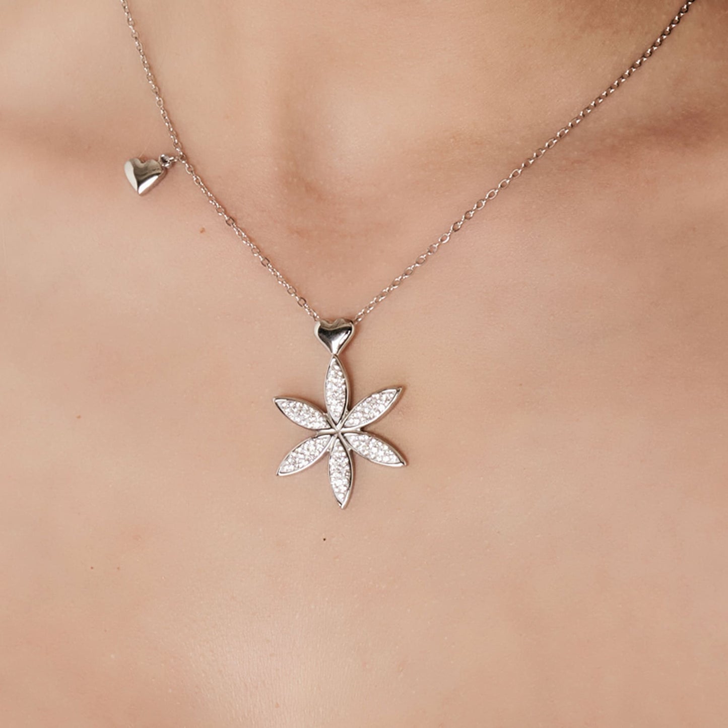 COLLIER EN ACIER POUR FEMMES AVEC FLEUR DE VIE ET CŒUR