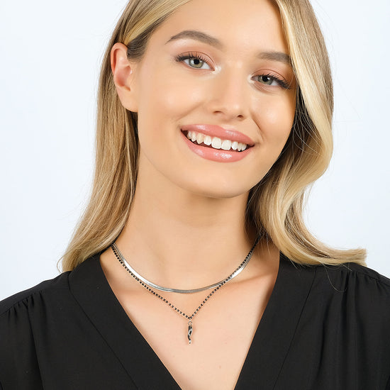 COLLIER POUR FEMME EN ACIER AVEC ÉLÉMENTS EN CORNE ET NOIRS