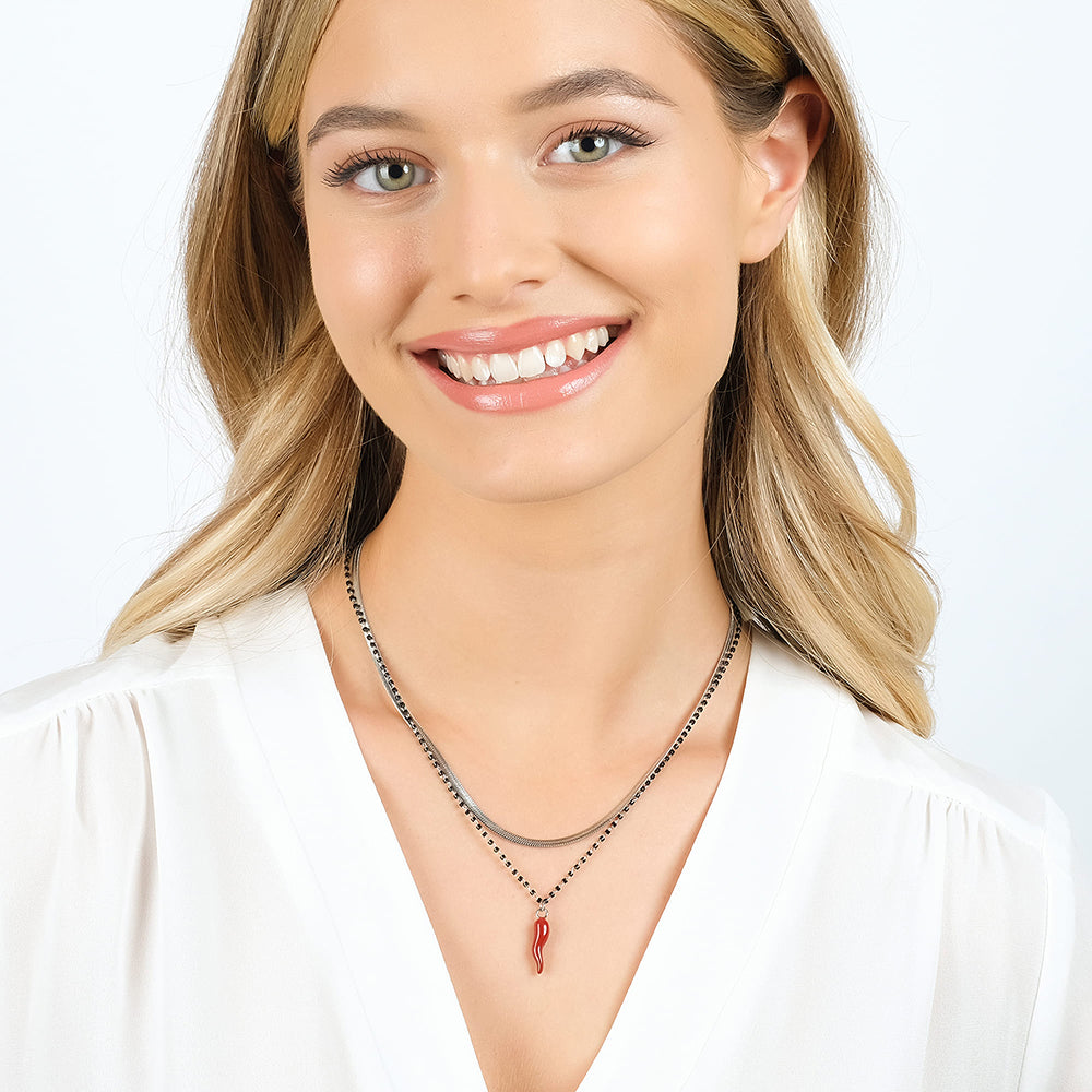 COLLIER POUR FEMME EN ACIER AVEC CORNE AVEC ÉMAIL ROUGE ET ÉLÉMENTS NOIRS