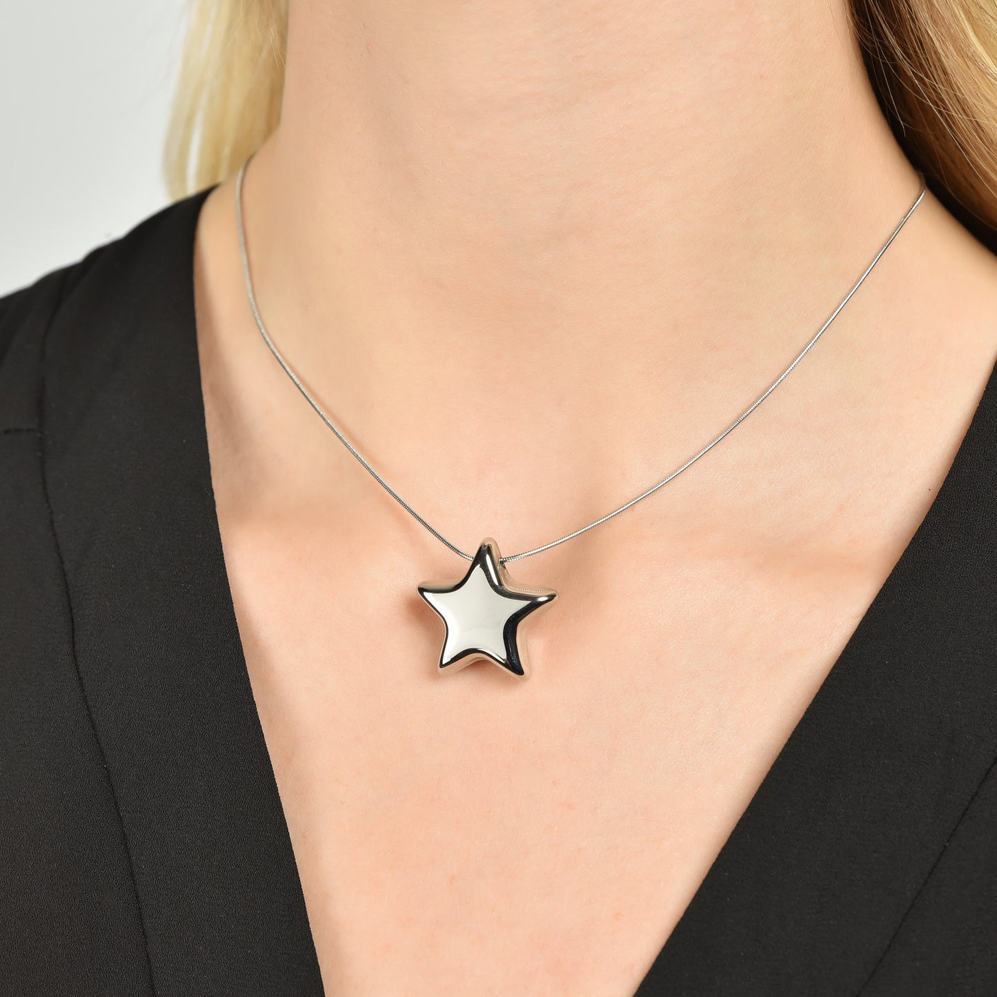 COLLIER EN ACIER POUR FEMMES AVEC ÉTOILE PLEINE