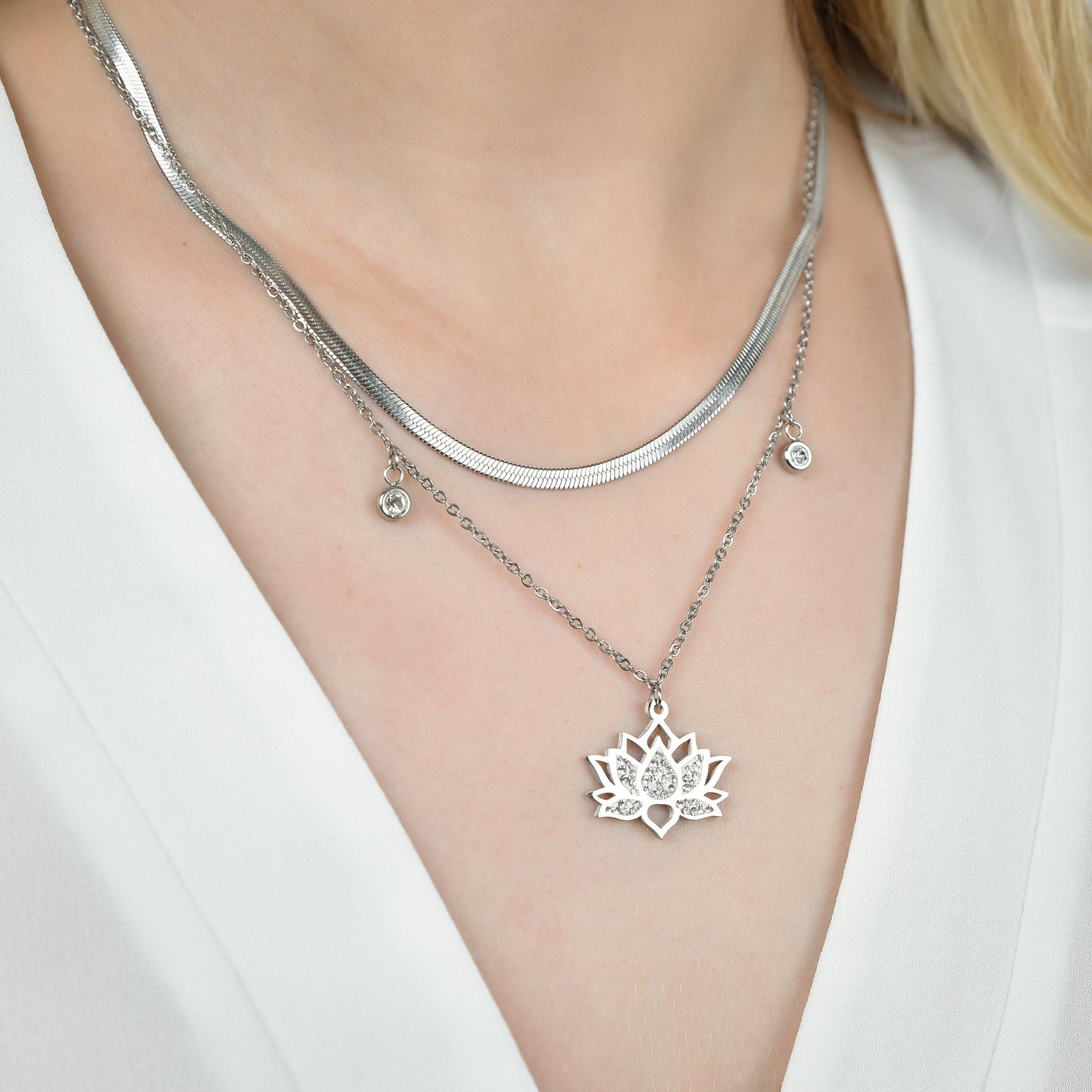 COLLIER FEMME EN ACIER AVEC FLEUR DE LOTUS ET CRISTAUX BLANCS