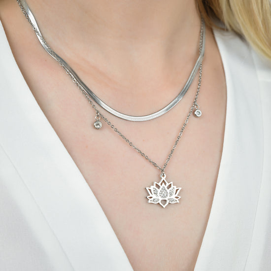 COLLIER FEMME EN ACIER AVEC FLEUR DE LOTUS ET CRISTAUX BLANCS