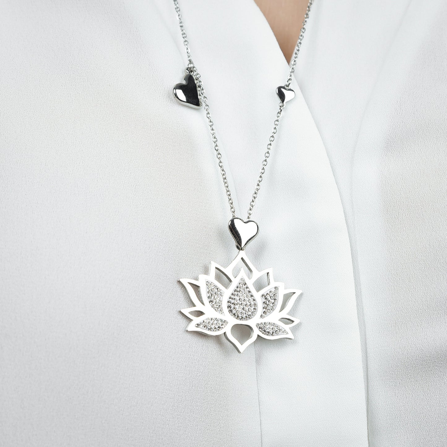 COLLIER FEMME EN ACIER AVEC FLEUR DE LOTUS ET CRISTAUX BLANCS