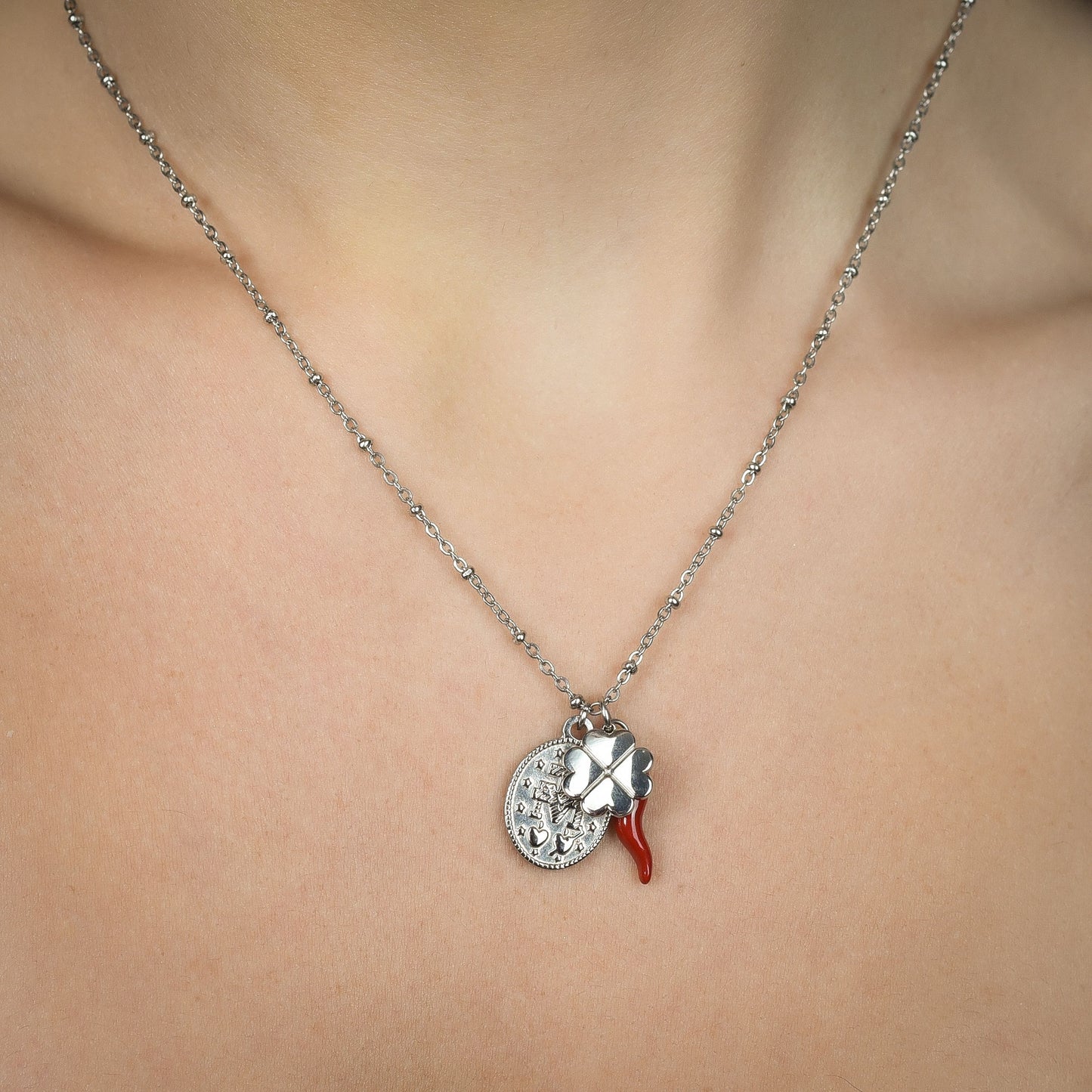 COLLIER EN ACIER POUR FEMMES AVEC BRELOQUE TRÈFLE À QUATRE FEUILLES, CORNE ET MADONE