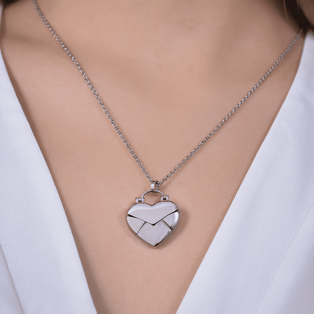 COLLIER EN ACIER POUR FEMMES AVEC LETTRE EN FORME DE COEUR