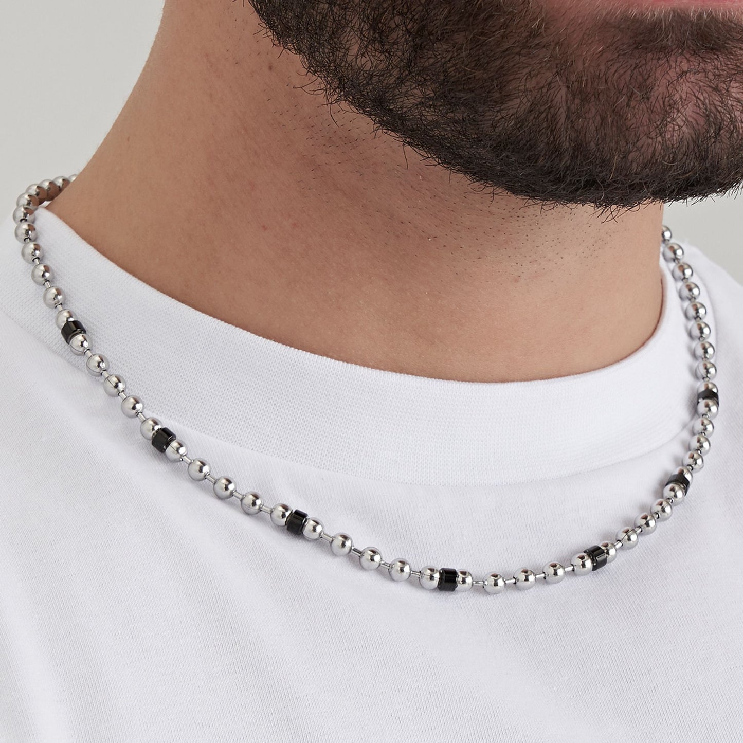 COLLIER POUR HOMME EN ACIER AVEC ÉLÉMENTS NOIRS