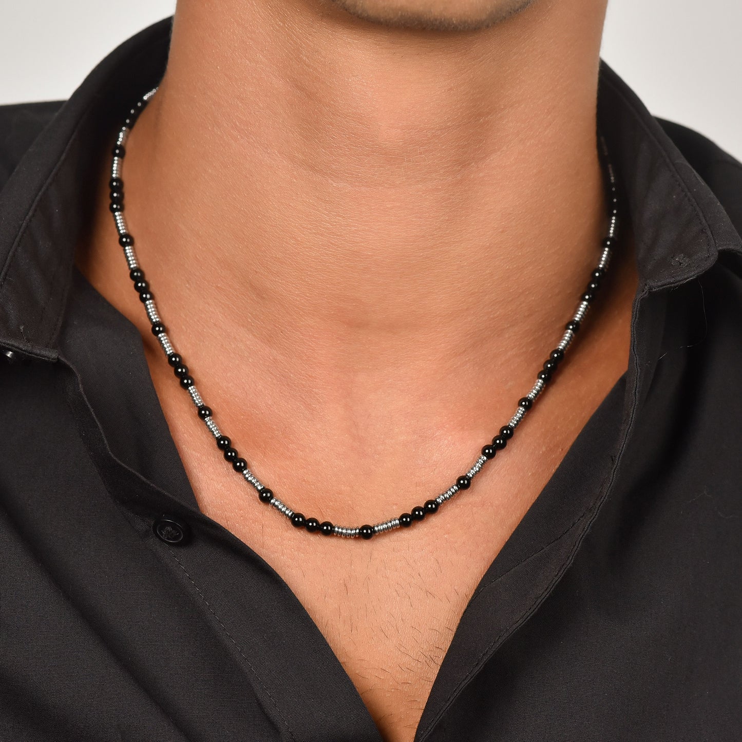 COLLIER HOMME EN ACIER AVEC PIERRES NOIRES ET ELEMENTS EN ACIER Luca Barra