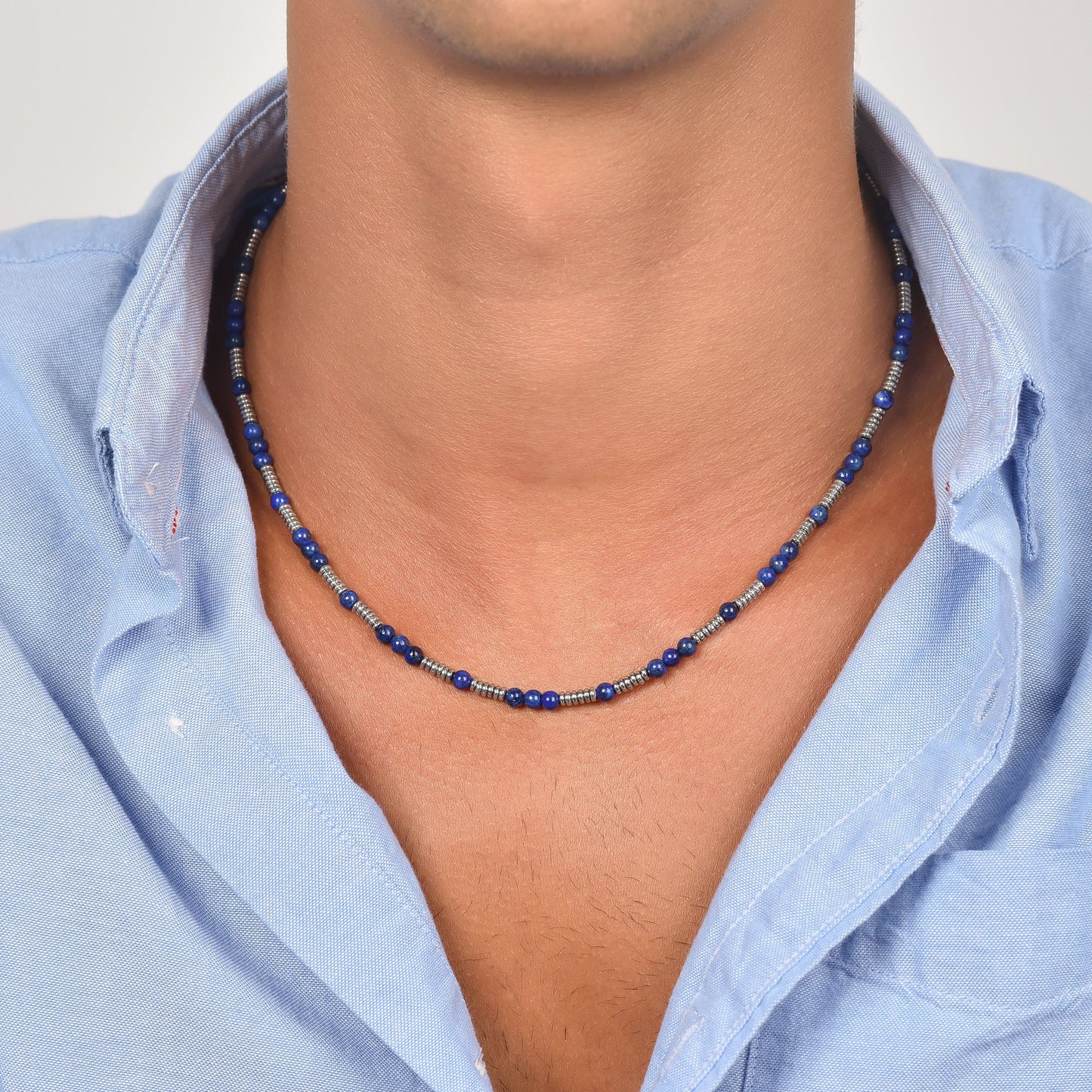 COLLIER HOMME EN ACIER AVEC PIERRES BLEUES ET ÉLÉMENTS EN ACIER