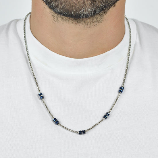 COLLIER HOMME EN ACIER AVEC ÉLÉMENTS IP BLEUS ET ARGENTÉS