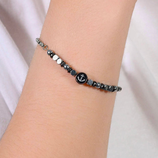 BRACELET BÉBÉ EN ACIER AVEC HÉMATITE GRISE ET ANCRE