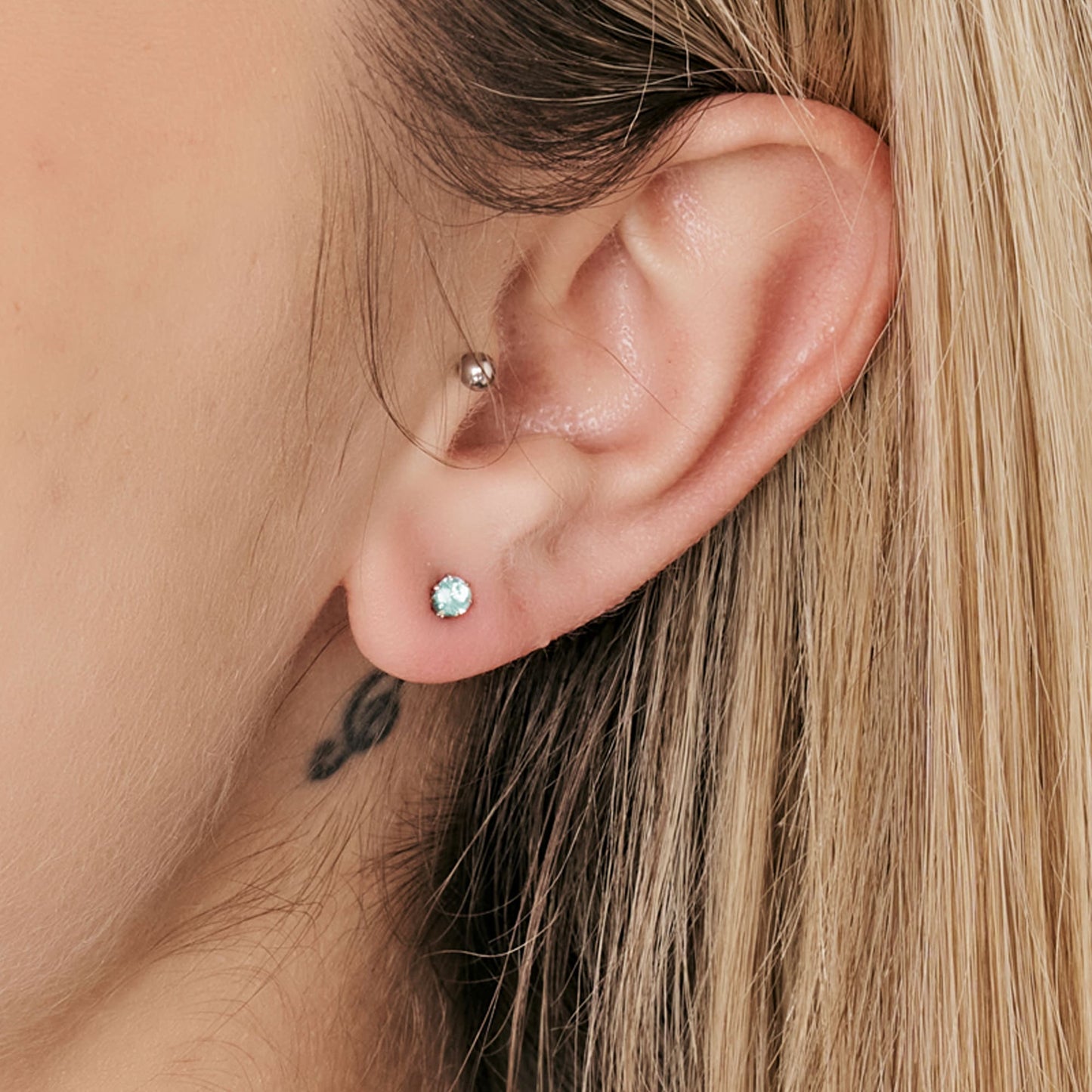 BOUCLE D'OREILLE EN ACIER À POINTE UNIQUE AVEC CRISTAL BLEU 3 MM