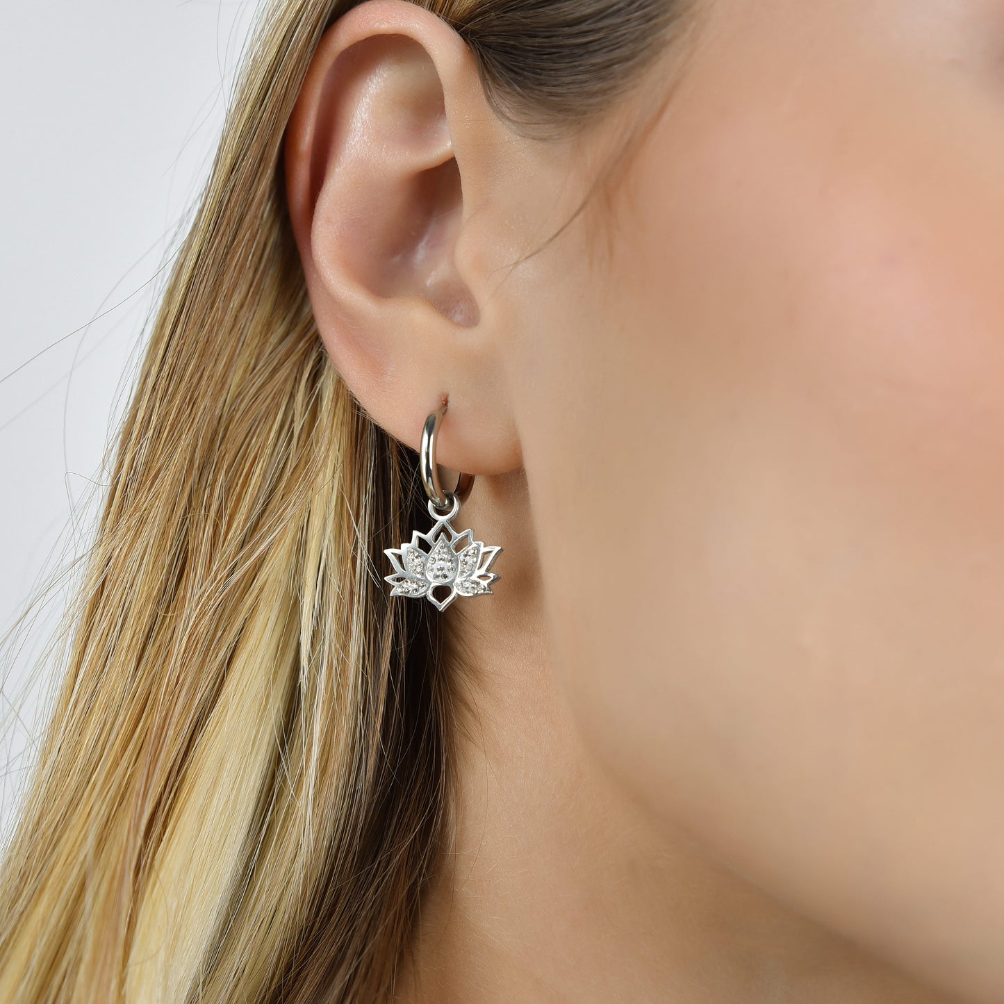 BOUCLES D'OREILLES EN ACIER POUR DAMES AVEC FLEUR DE LOTUS ET CRISTAUX BLANCS