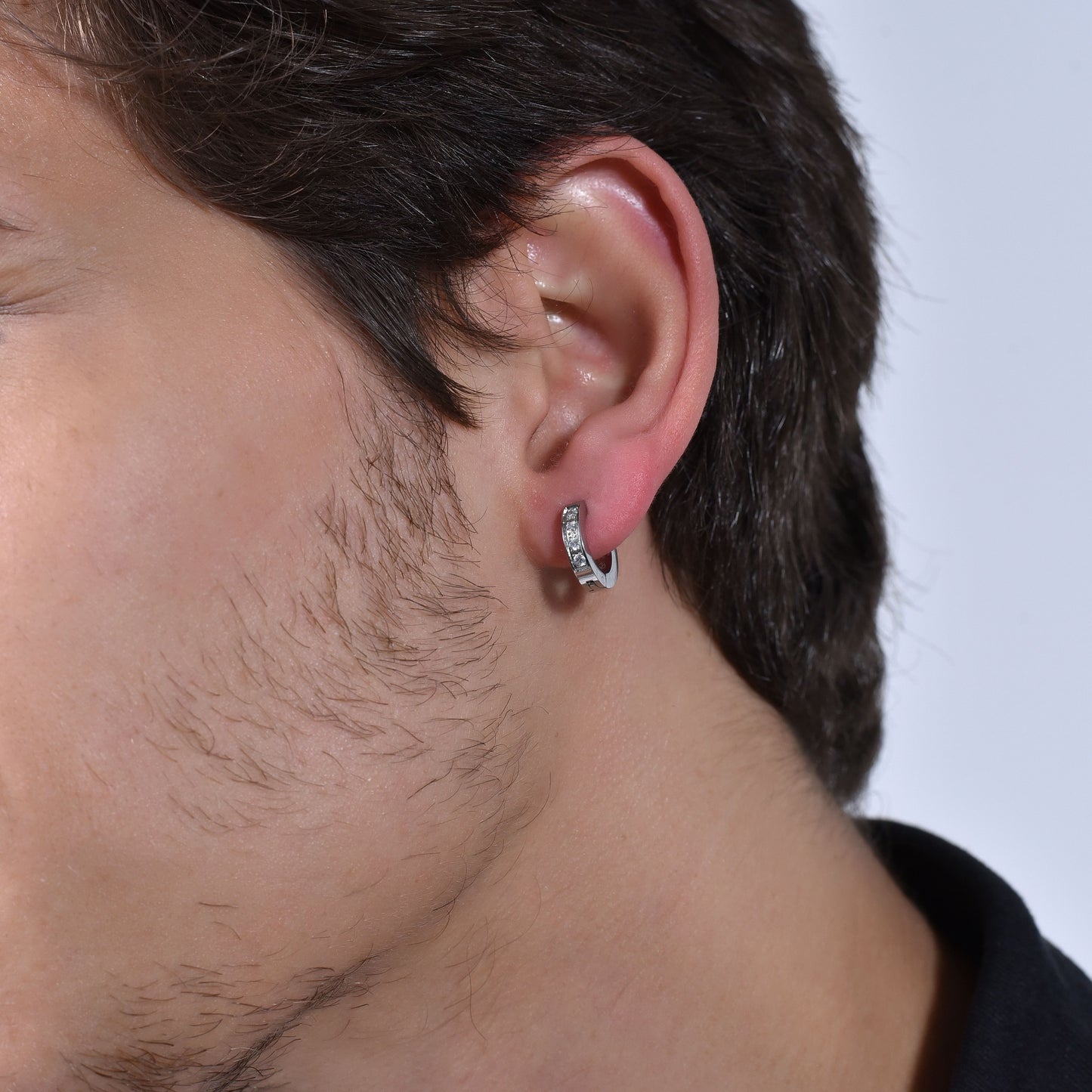 BOUCLE D'OREILLE HOMME MONO ACIER AVEC CRISTAUX BLANCS