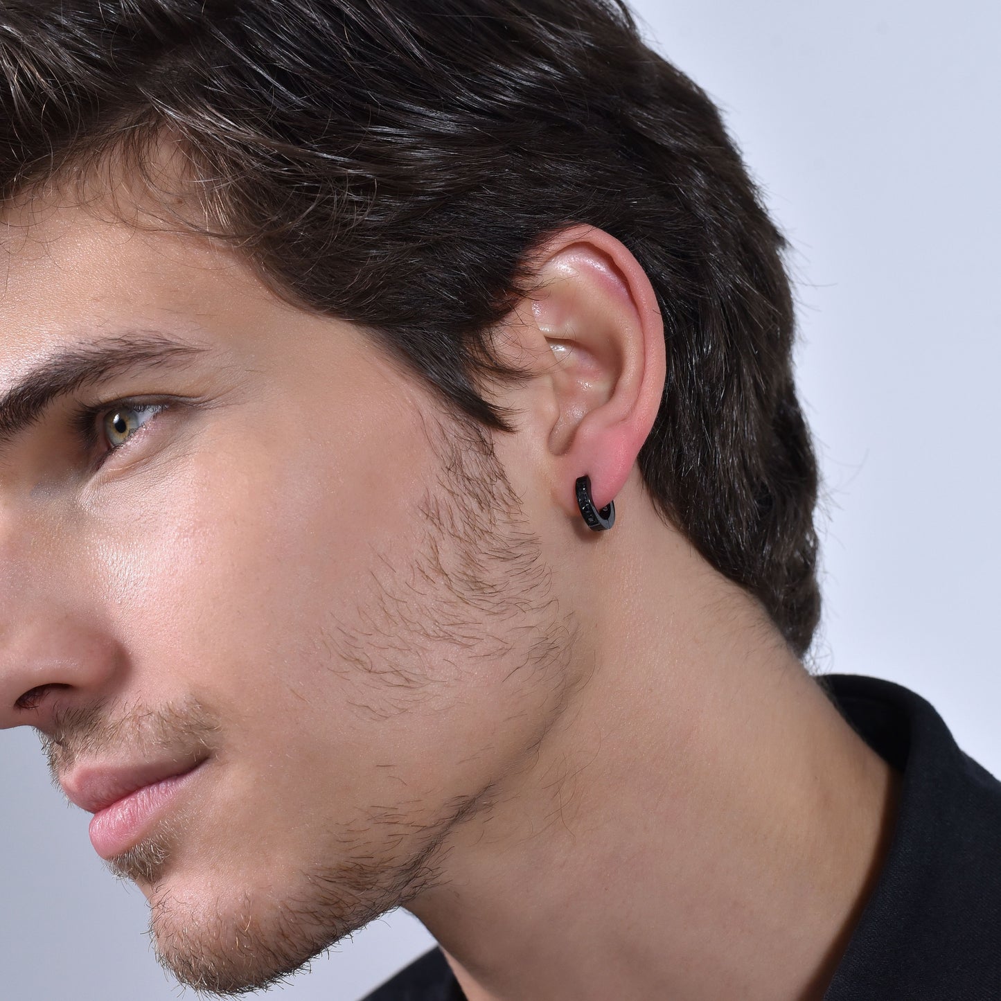 BOUCLE D'OREILLE EN ACIER NOIR AVEC CRISTAUX NOIRS Luca Barra