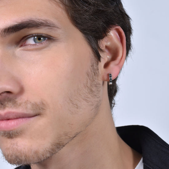 BOUCLE D'OREILLE HOMME MONO ACIER AVEC CRISTAUX NOIRS