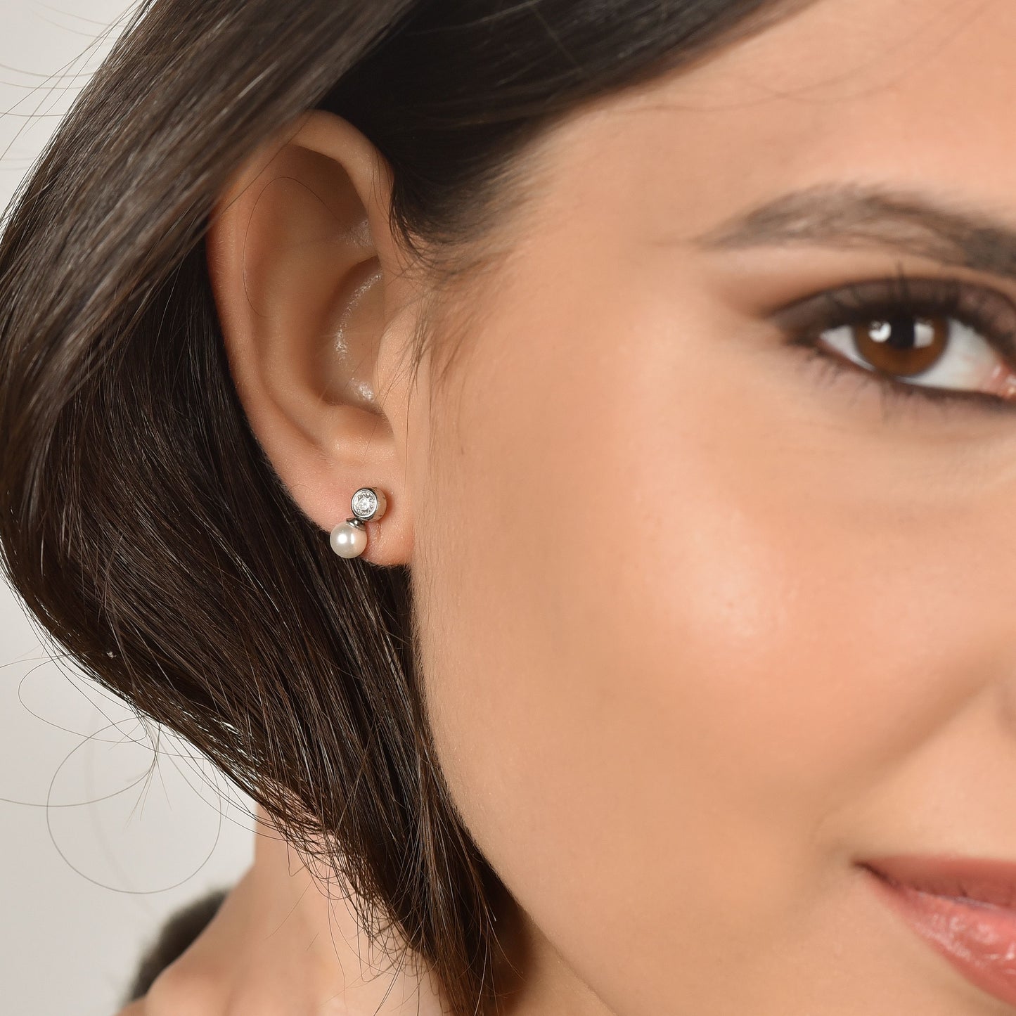 BOUCLES D'OREILLES FEMMES EN ACIER AVEC PERLES ET CRISTAUX BLANCS