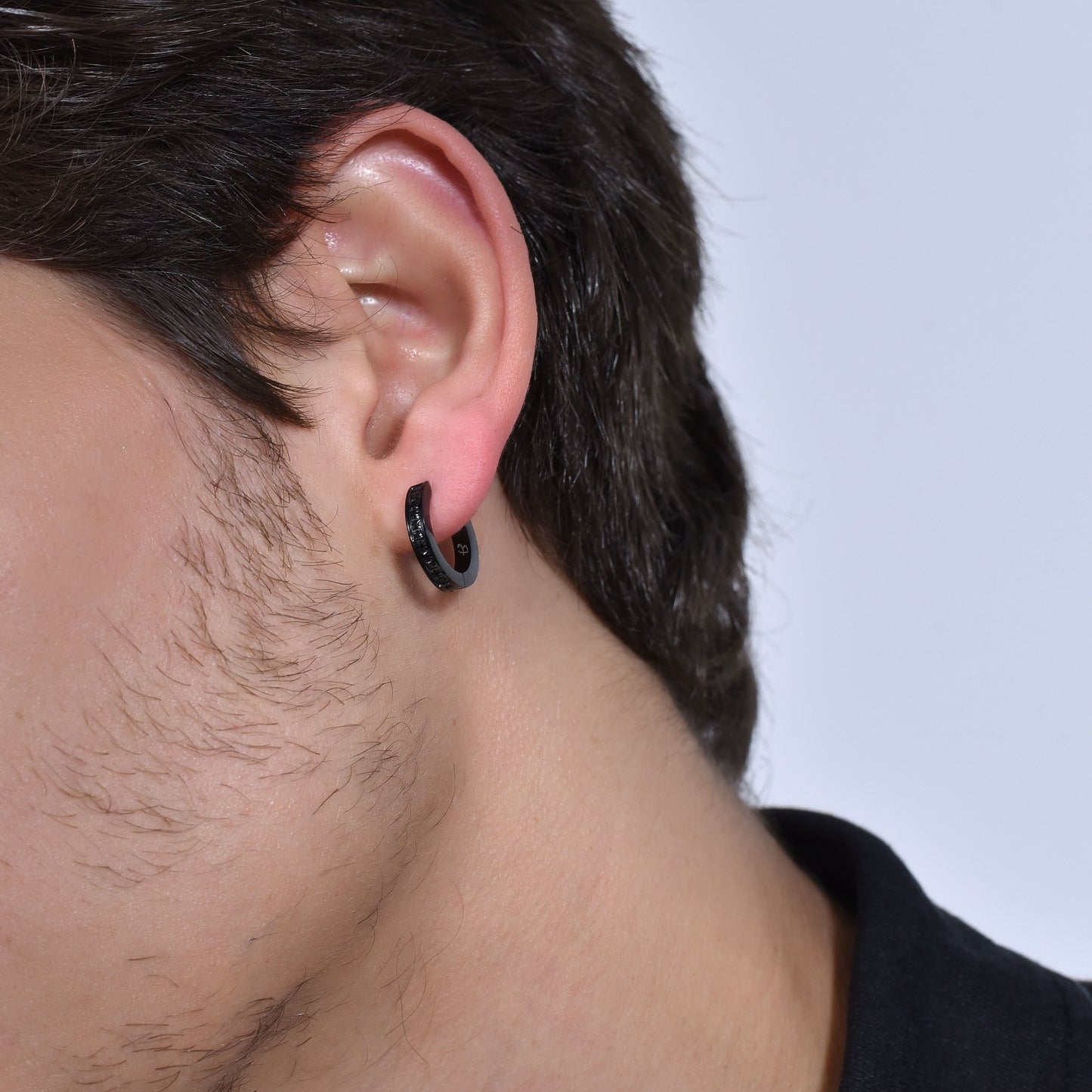 BOUCLE D'OREILLE HOMME MONO ACIER AVEC CRISTAUX NOIRS