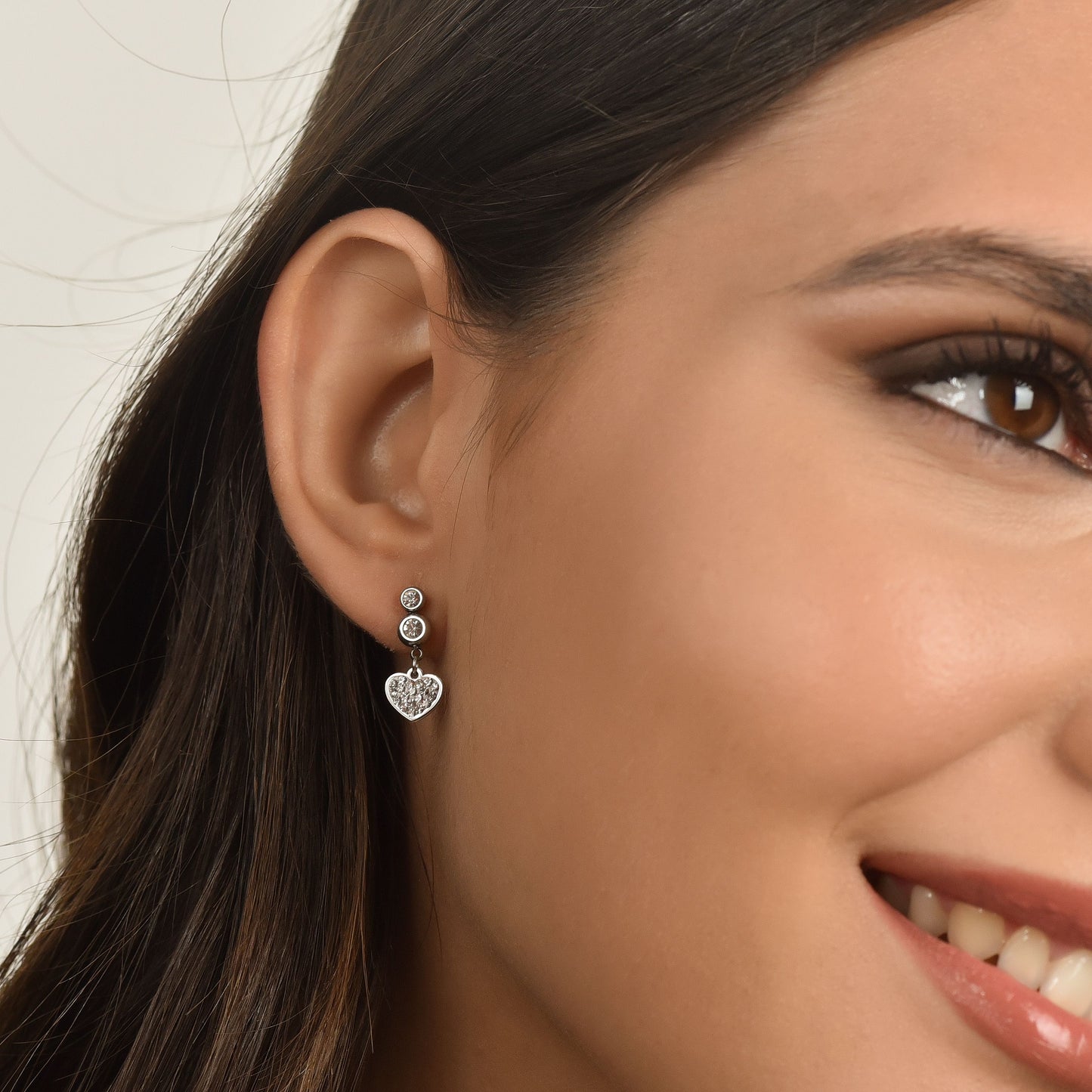 BOUCLES D'OREILLES EN ACIER POUR FEMMES AVEC DES CŒURS AVEC DES CRISTAUX BLANCS