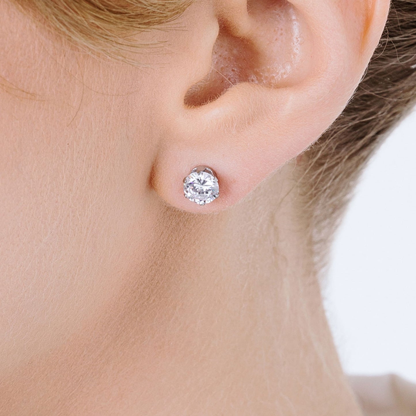 BOUCLES D'OREILLES SPOT EN ACIER AVEC CRISTAL BLANC DE 6 MM