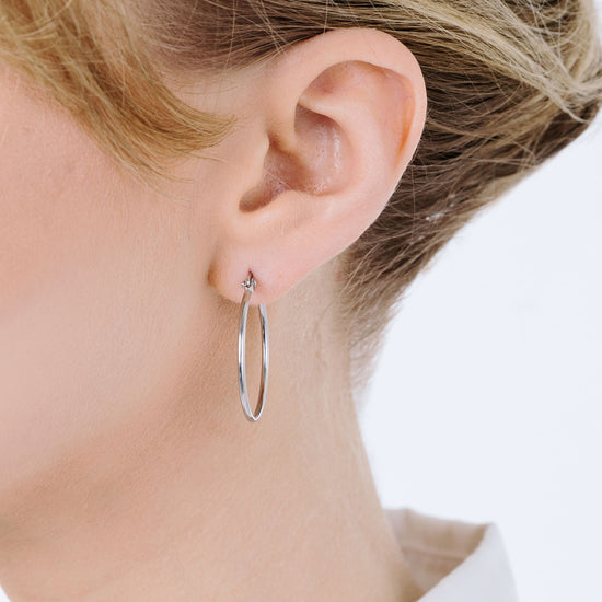 BOUCLES D'OREILLES CERCLÉES EN ACIER DE 25 MM DE DIAMÈTRE POUR FEMMES