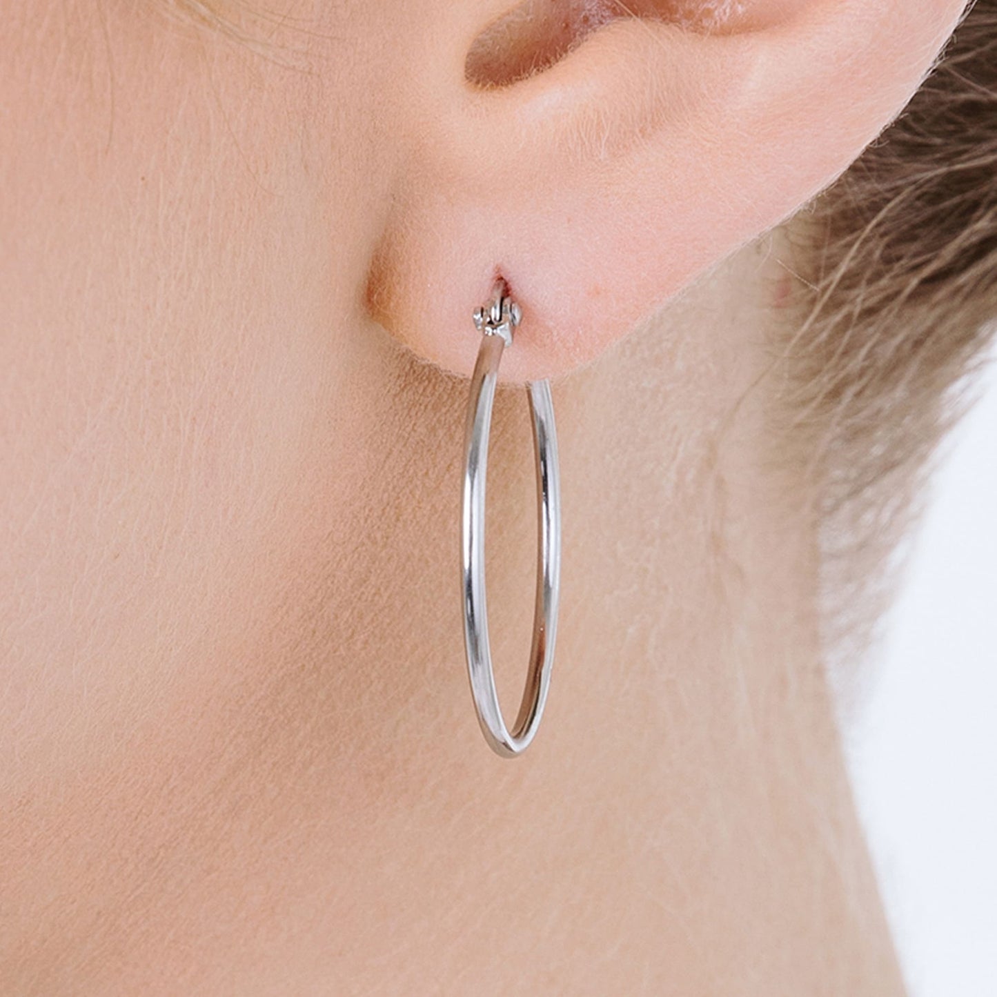 BOUCLES D'OREILLES CERCLÉES EN ACIER DE 25 MM DE DIAMÈTRE POUR FEMMES