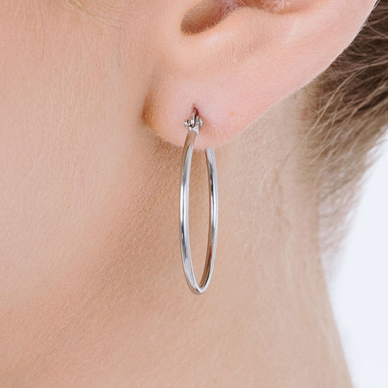 BOUCLES D'OREILLES CERCLÉES EN ACIER DE 25 MM DE DIAMÈTRE POUR FEMMES