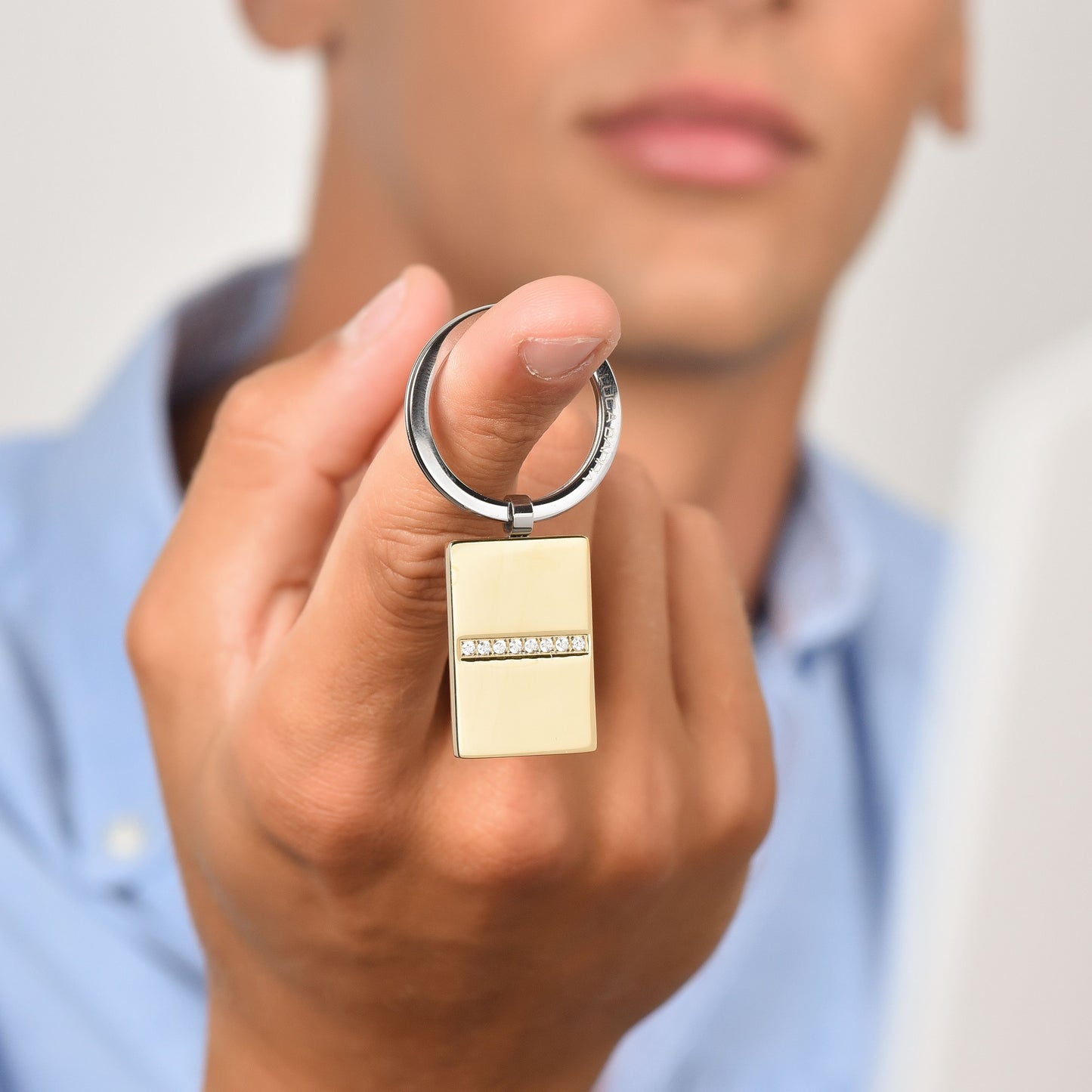 PORTE-CLÉS POUR HOMME EN ACIER AVEC PLAQUE D'OR IP ET CRISTAUX BLANCS