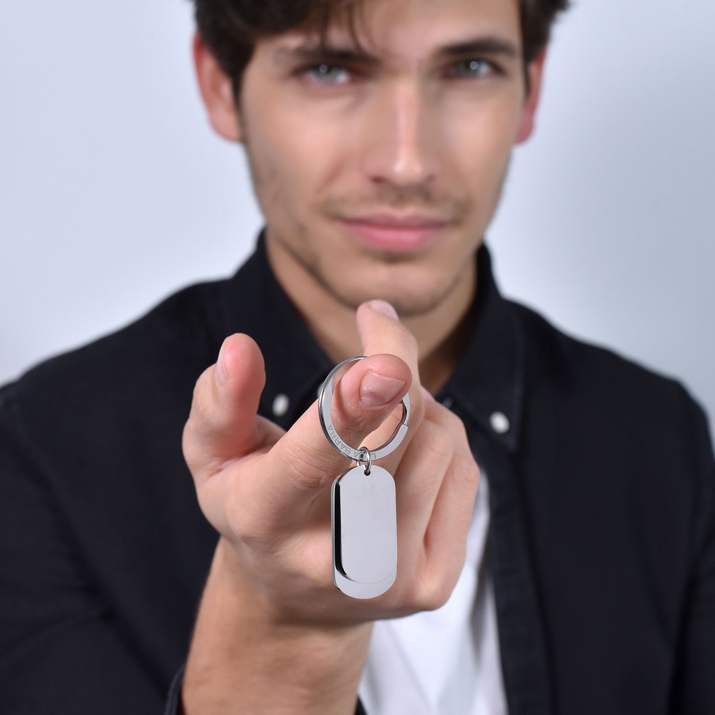 PORTE-CLÉS HOMME EN ACIER AVEC PLAQUES ARGENTÉES